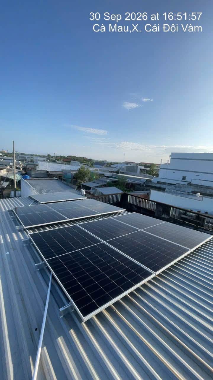 Giàn 8 tấm pin AE Solar trên mái tôn – Điện mặt trời lưu trữ 5,04kWp – X. Cái Đôi Vàm, Cà Mau