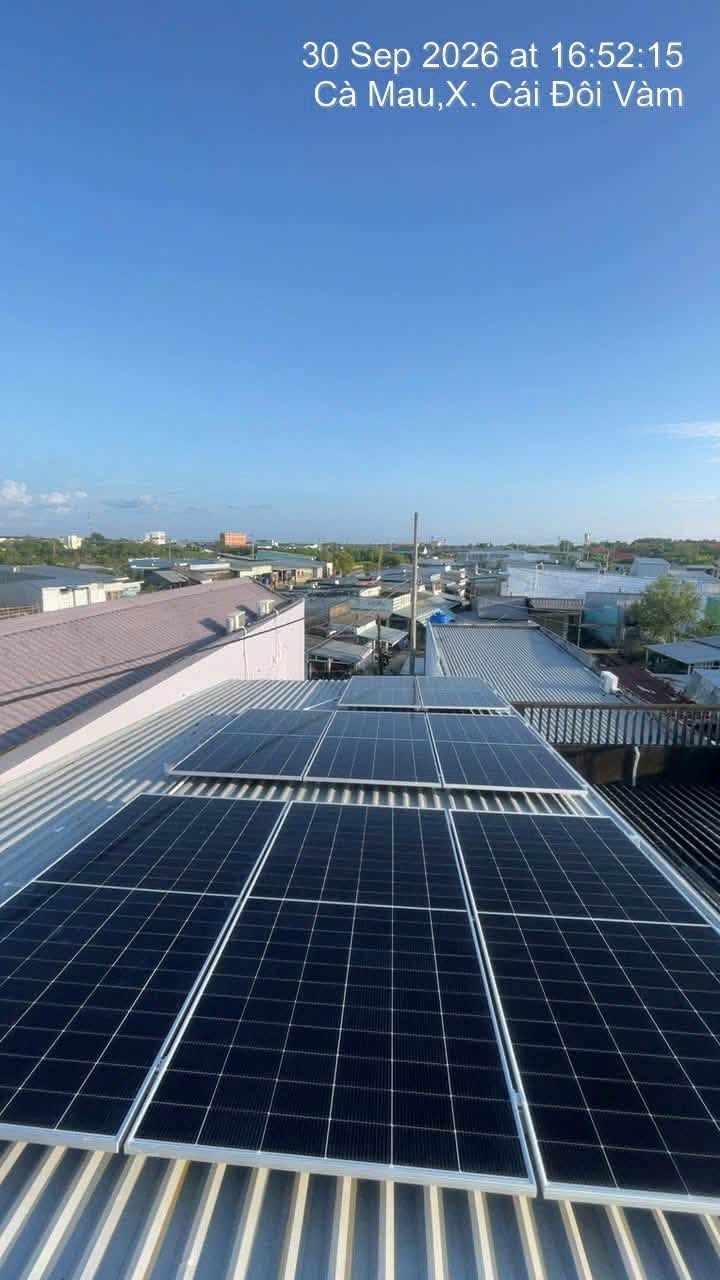 Hoàn thiện giàn pin lúc chiều muộn – Điện mặt trời lưu trữ 5,04kWp – X. Cái Đôi Vàm, Cà Mau