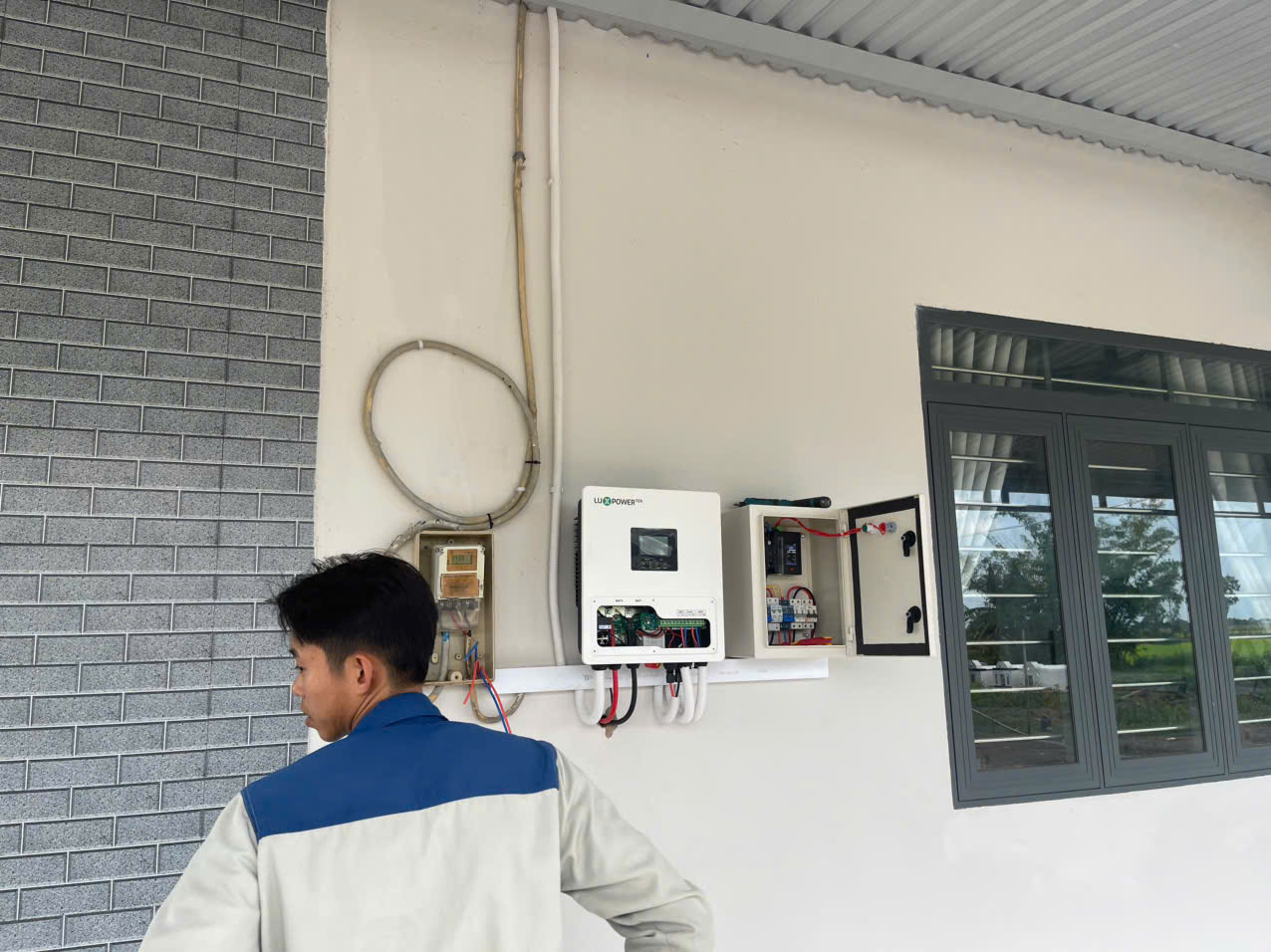 Vận chuyển tấm pin bằng xuồng vào công trình – Dự án điện mặt trời hybrid – Xã Ninh Quới, Cà Mau