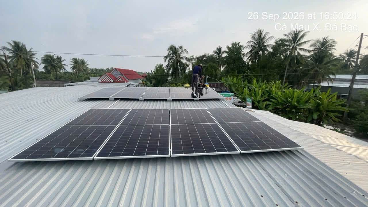 Thi công hoàn thiện trong ngày mưa – Điện mặt trời lưu trữ 5,67kWp – X. Đá Bạc, Cà Mau