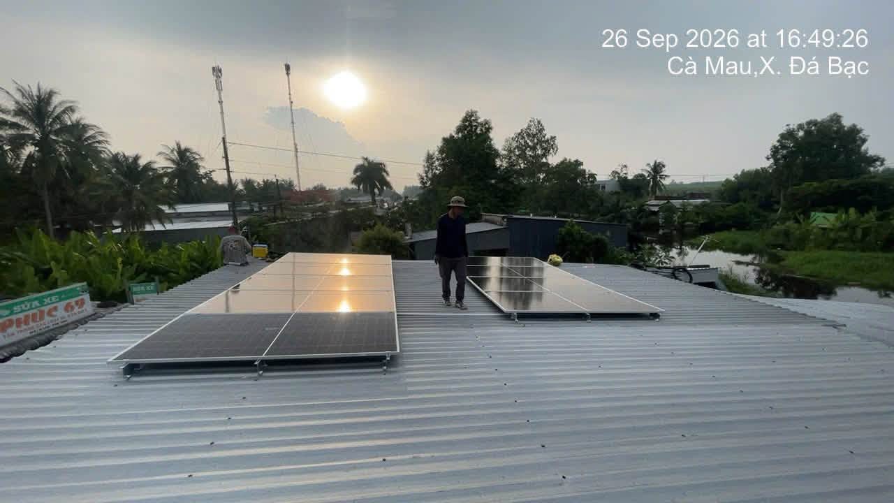 Giàn pin lúc chiều muộn – Điện mặt trời lưu trữ 5,67kWp – X. Đá Bạc, Cà Mau