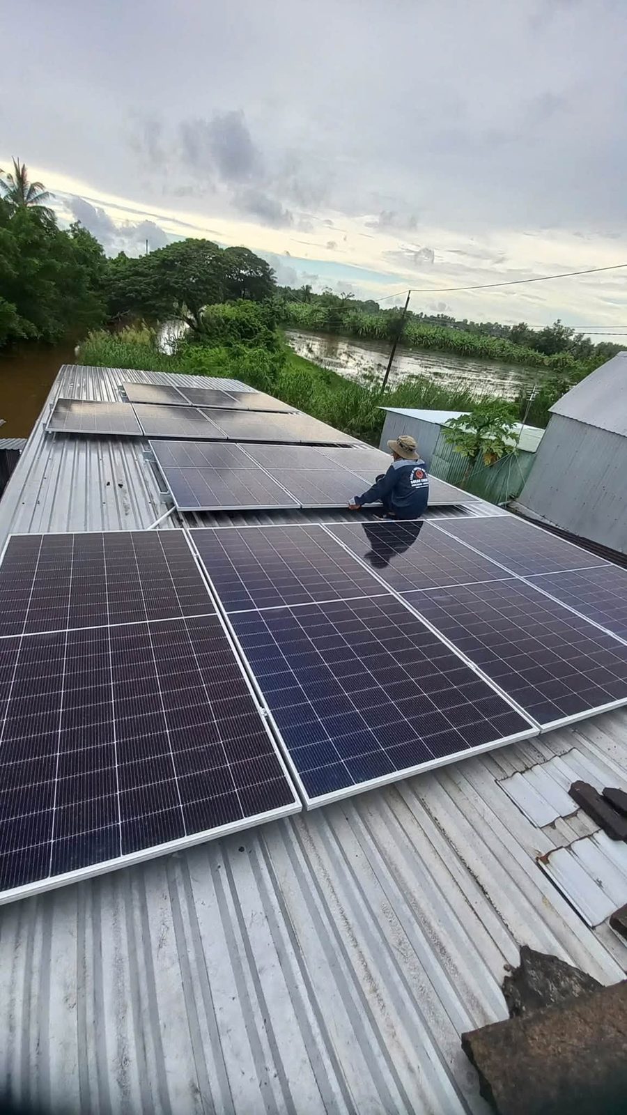 Giàn pin lúc trời chuyển mưa – Điện mặt trời lưu trữ 8,82kWp – X. Đá Bạc, Cà Mau