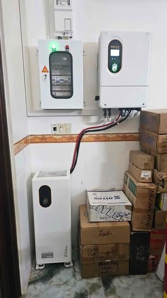 Biến tần SolaX, tủ điện & pin lưu trữ – Điện mặt trời khung giàn sân thượng – P. Giá Rai, Cà Mau