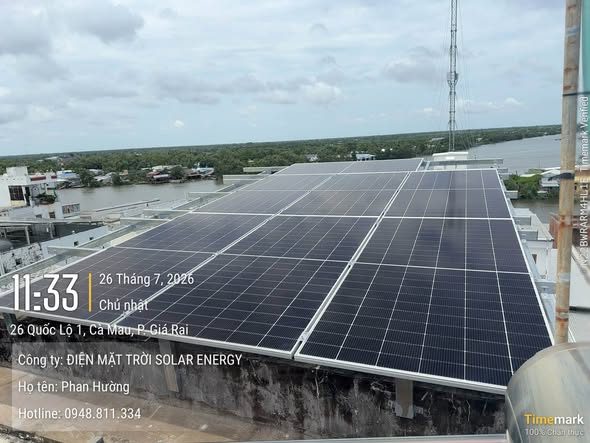 Giàn pin điện mặt trời khung giàn sân thượng ven sông tại Giá Rai, Cà Mau