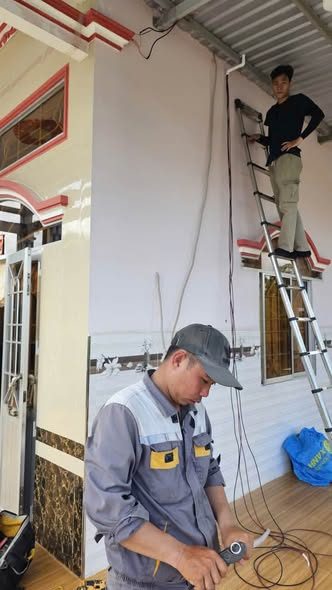 Đi dây nguồn trước hiên nhà – Điện mặt trời hộ gia đình – Solis + pin Hithium