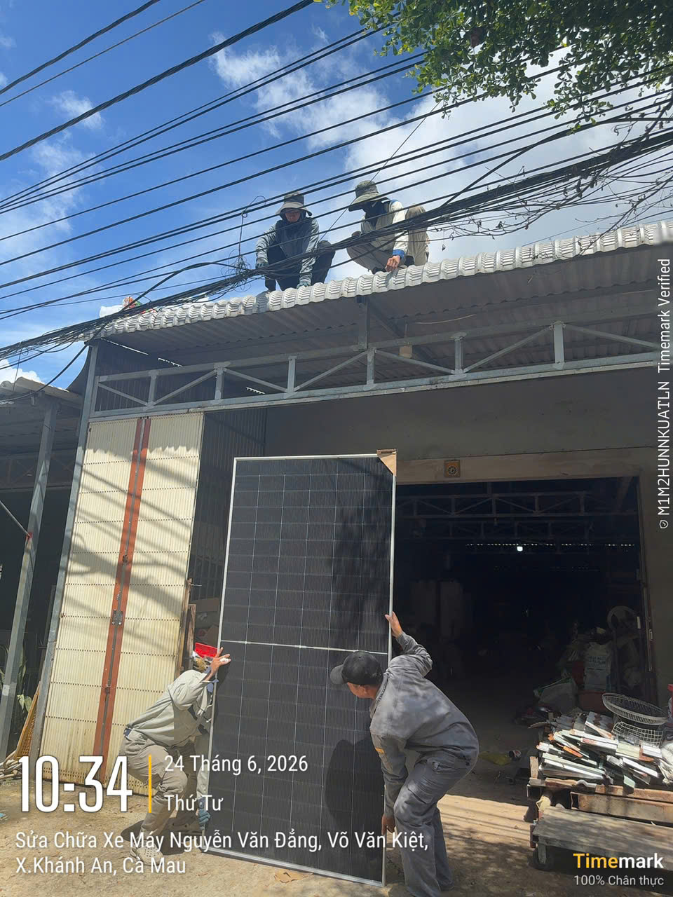 Kỹ thuật viên lắp tấm pin lên mái tại Khánh An, Cà Mau