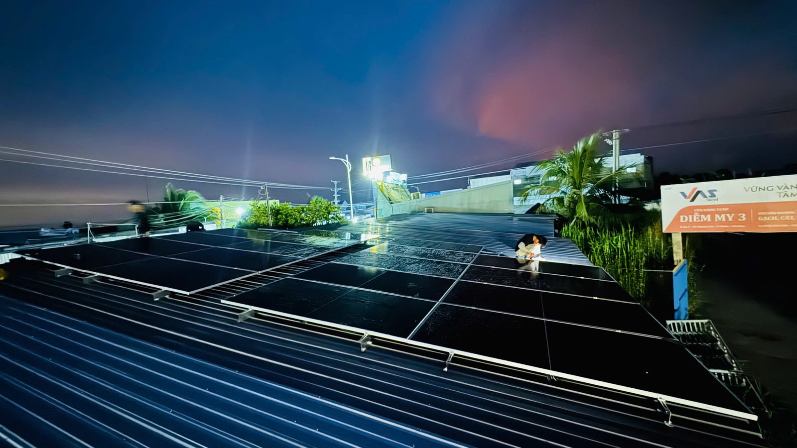 Giàn pin nhìn ngang khi phố lên đèn – Điện mặt trời hộ kinh doanh – Solis + 2 pin Hithium – X. Khánh Lâm, U Minh
