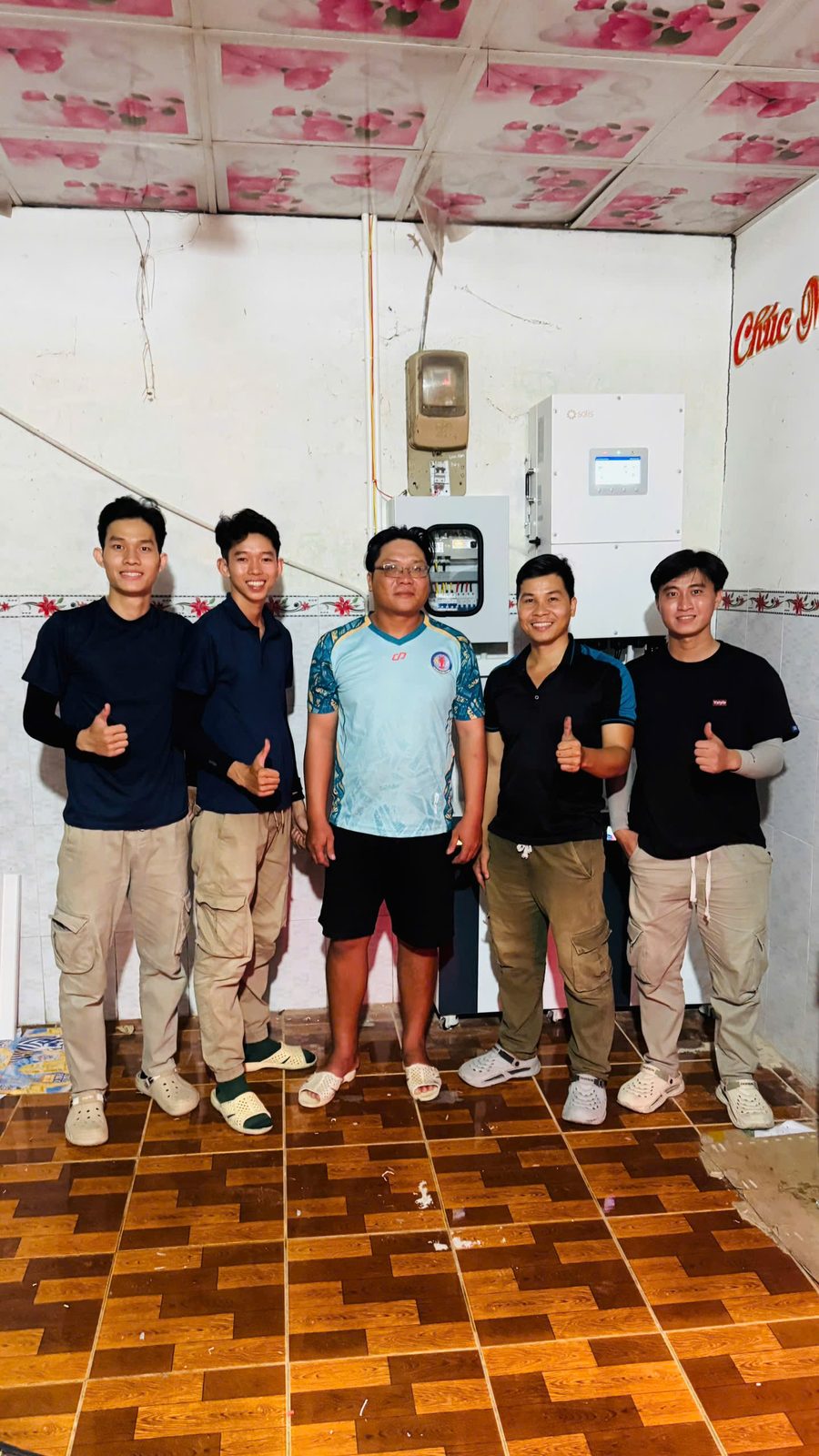 Đội thi công cùng chủ nhà bên hệ thống – Điện mặt trời hộ kinh doanh – Solis + 2 pin Hithium – X. Khánh Lâm, U Minh