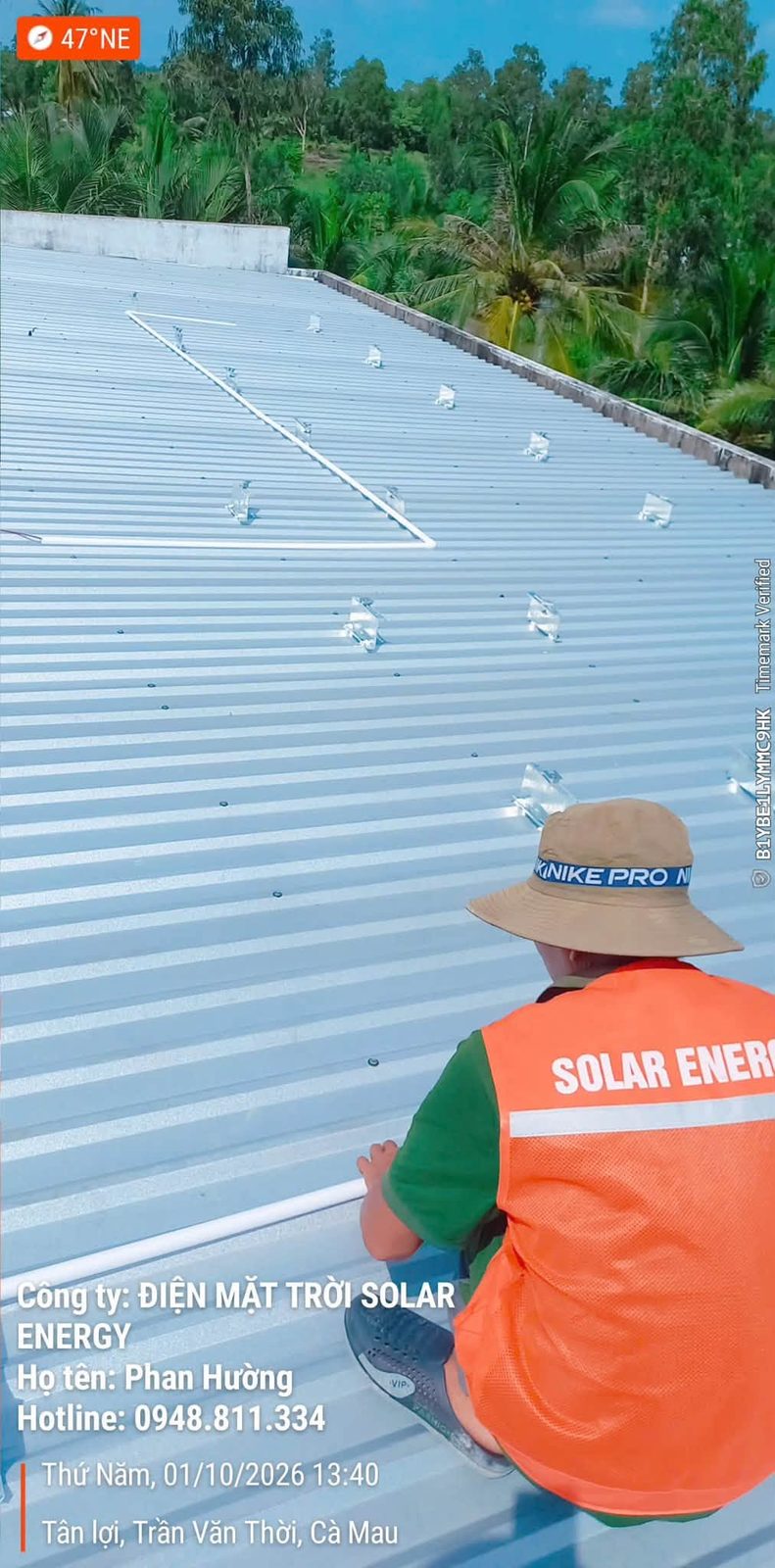 Thi công bắt chân đế trên mái tôn – Điện mặt trời lưu trữ bộ SolaX 6,3kWp – X. Trần Văn Thời, Cà Mau
