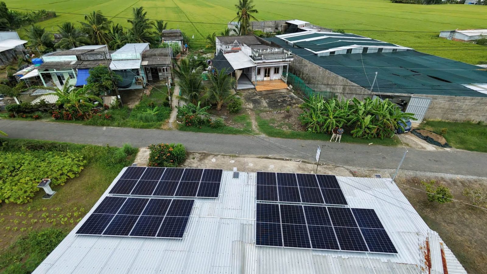 Giàn pin AE Solar trên mái tôn – Điện mặt trời lưu trữ 11,34kWp – P. Láng Tròn