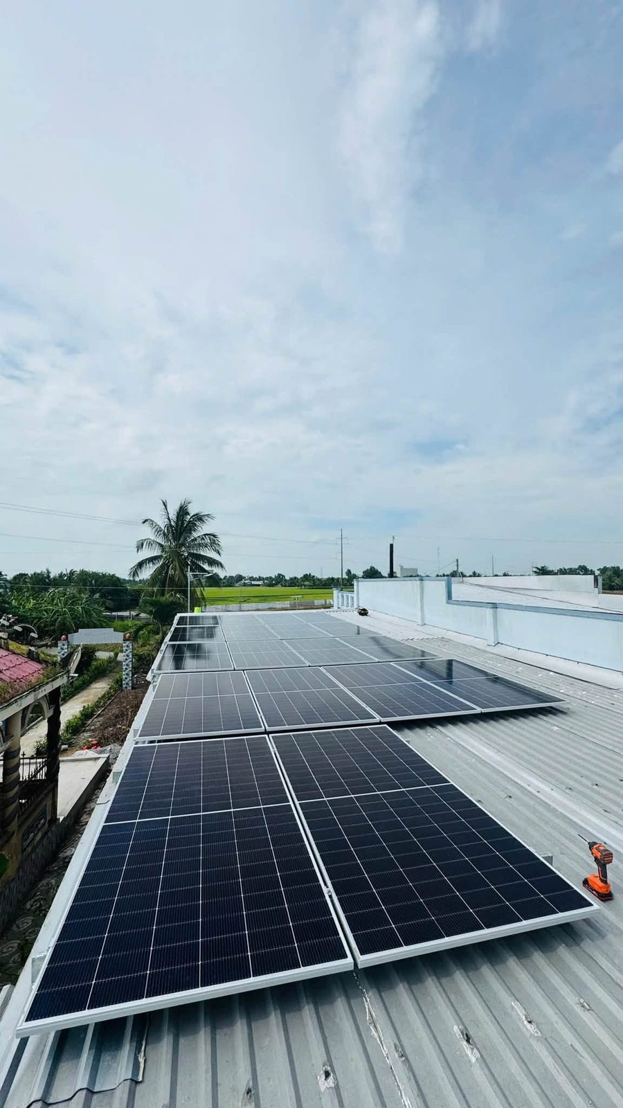 Giàn pin nhìn ra cánh đồng – Điện mặt trời lưu trữ 11,34kWp – P. Láng Tròn (công trình 2)