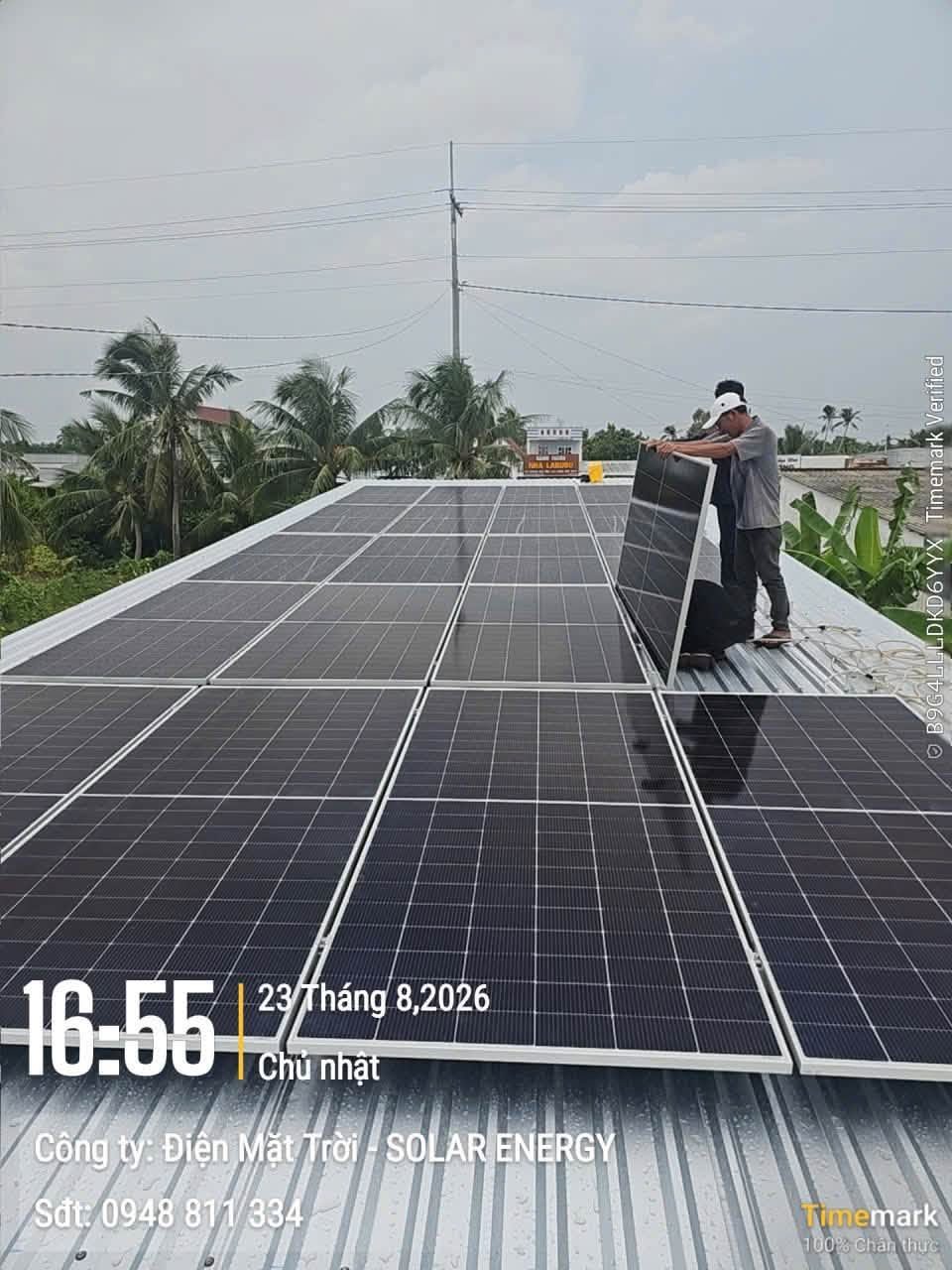 Thi công lắp tấm pin lên giàn – Điện mặt trời lưu trữ 12,6kWp – X. Lương Thế Trân, Cái Nước