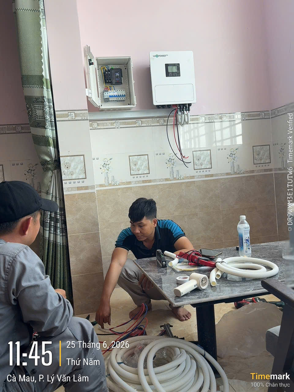 Thi công đi dây & đấu nối – Hệ thống điện mặt trời lưu trữ – P. Lý Văn Lâm, TP. Cà Mau