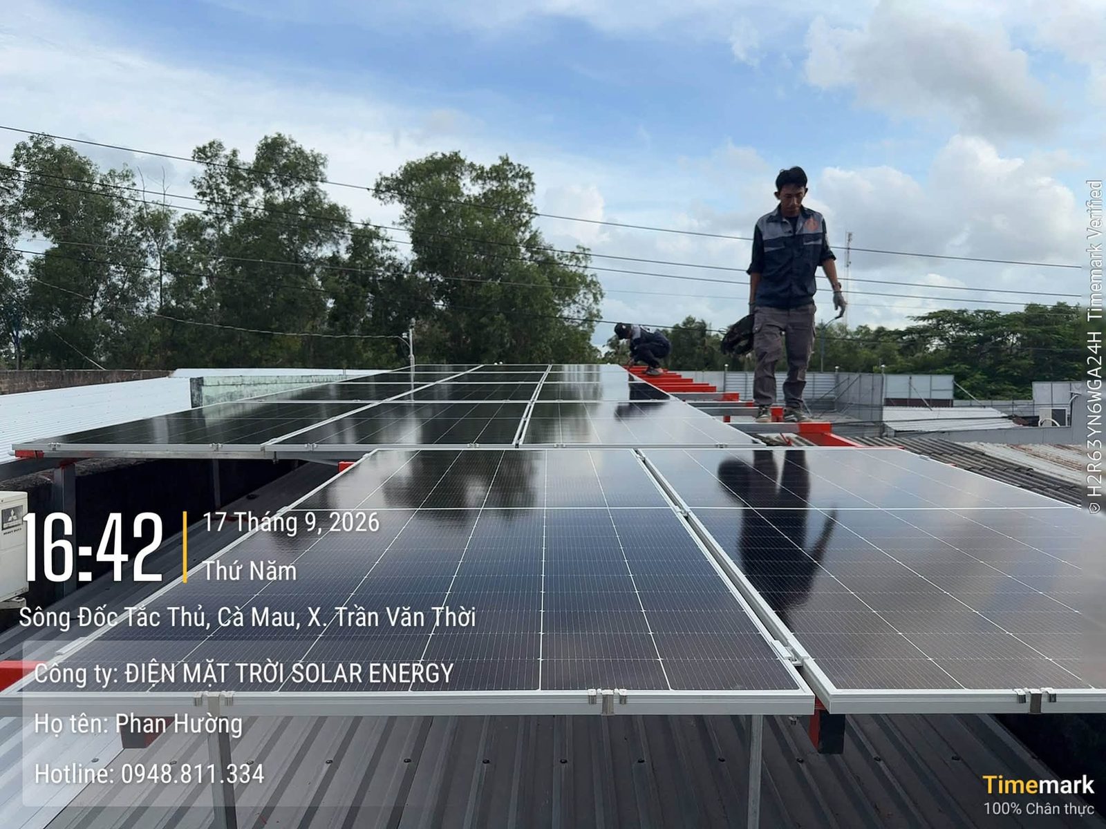 Kiểm tra giàn pin sau lắp đặt – Điện mặt trời lưu trữ 7,56kWp – Nhà VLXD, X. Trần Văn Thời