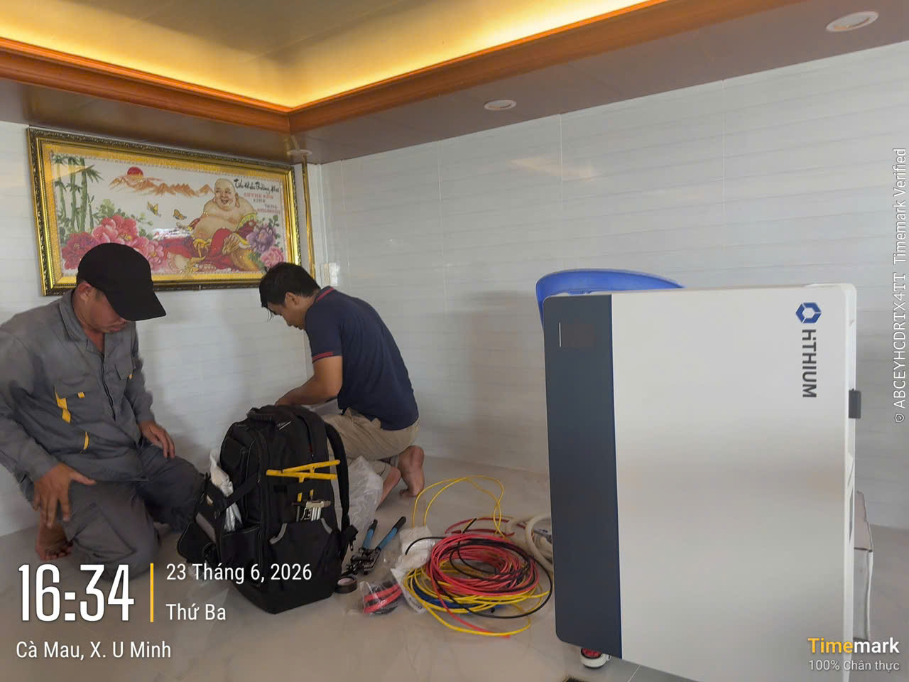 Kỹ thuật viên Solar Energy lắp đặt tủ pin lưu trữ Hithium trong nhà khách hàng tại U Minh, Cà Mau
