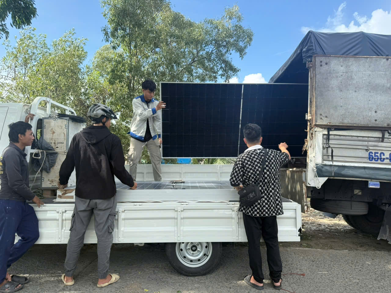 Vận chuyển tấm pin đến công trình – Điện mặt trời lưu trữ – X. U Minh, Cà Mau