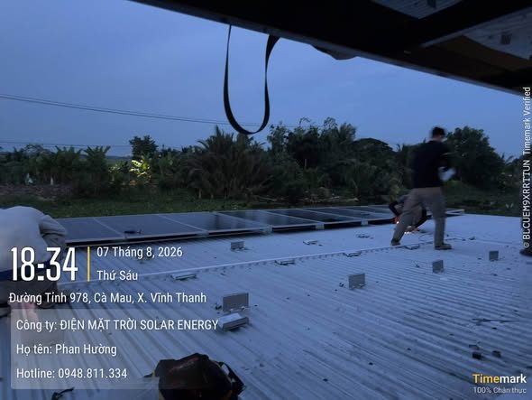 Trải tấm pin điện mặt trời trên mái lúc chiều muộn tại Vĩnh Thanh, Cà Mau