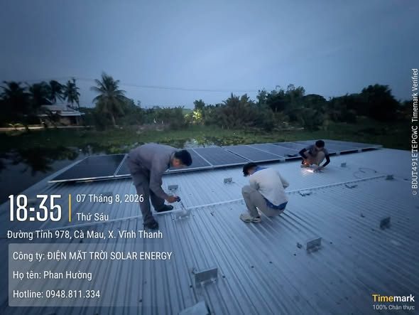 Đội thi công lắp tấm pin lúc chập tối – Điện mặt trời lưu trữ 2 pin Hithium – X. Vĩnh Thanh, Cà Mau