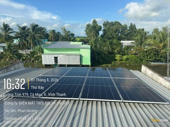 Giàn pin nhìn ra kênh – Điện mặt trời lưu trữ LuxPower – X. Vĩnh Thanh, Cà Mau
