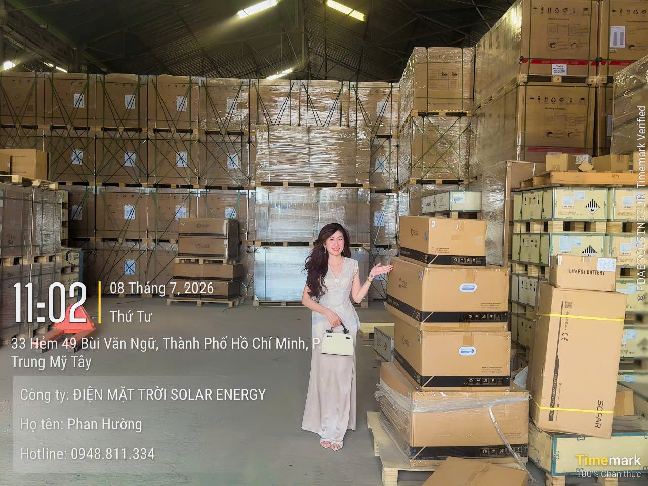 Kho tổng thiết bị điện mặt trời của Solar Energy: tấm pin, biến tần Solis, pin lưu trữ xếp đầy kho